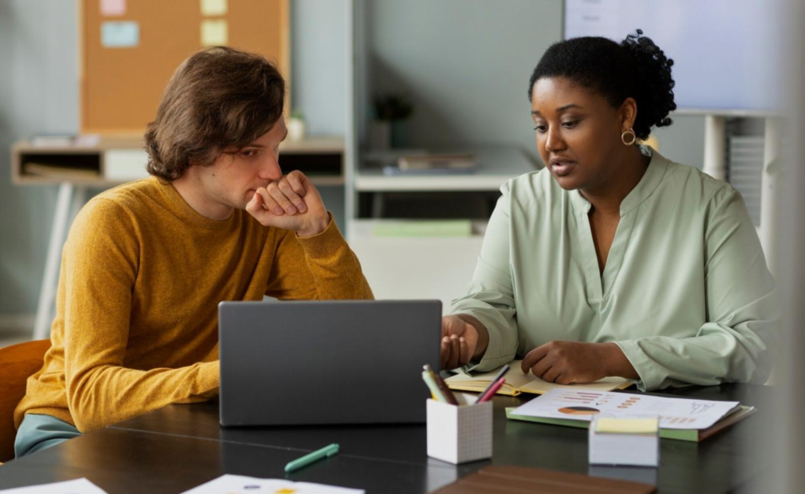 Étudiants travaillant sur des projets financiers collaboratifs